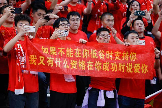 奥尔莫27分钟因伤退场，费尔明替换上场
